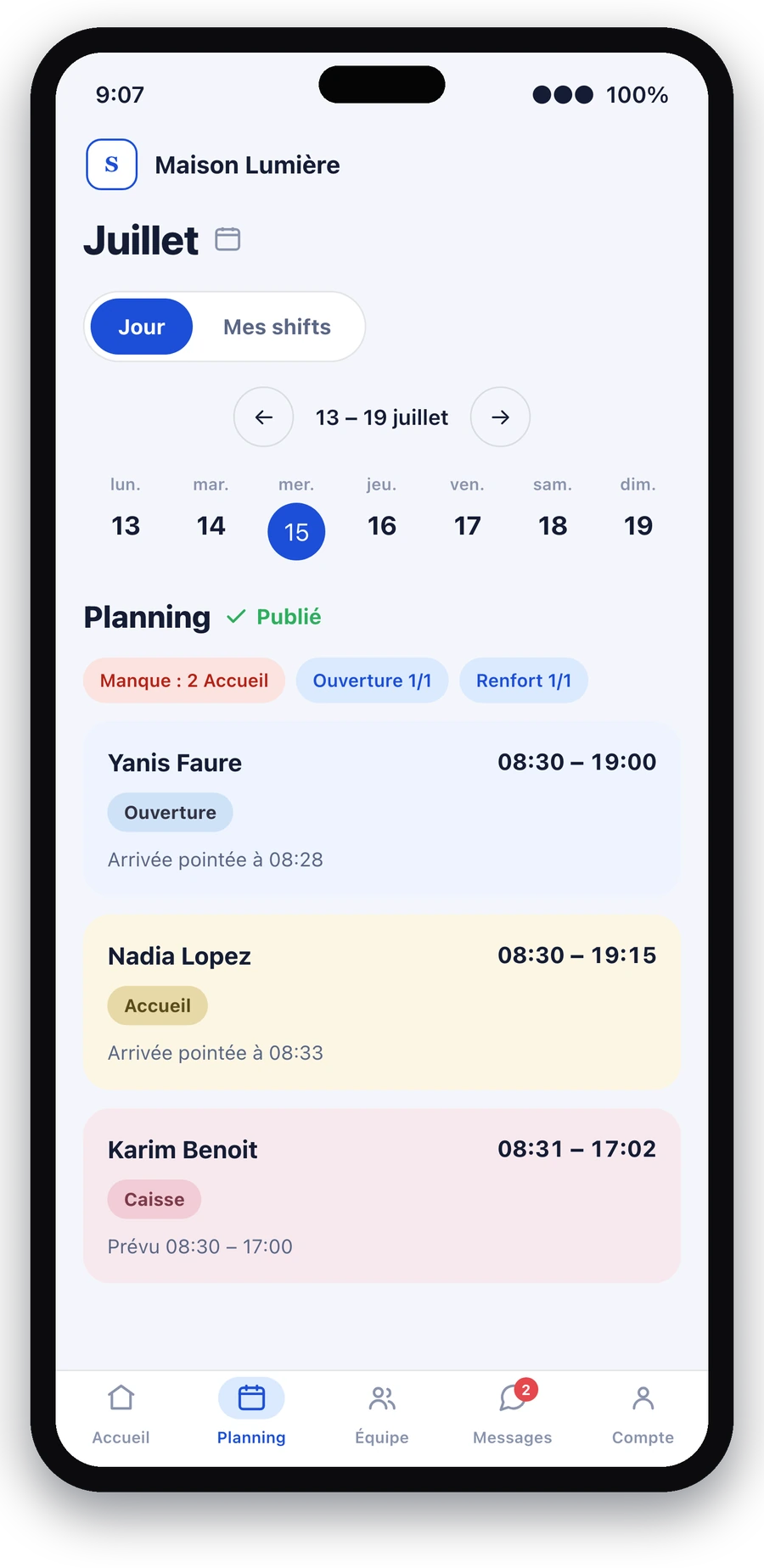 Le planning du jour de Staff avec les heures pointées et l'écart réel/prévu, sur un iPhone